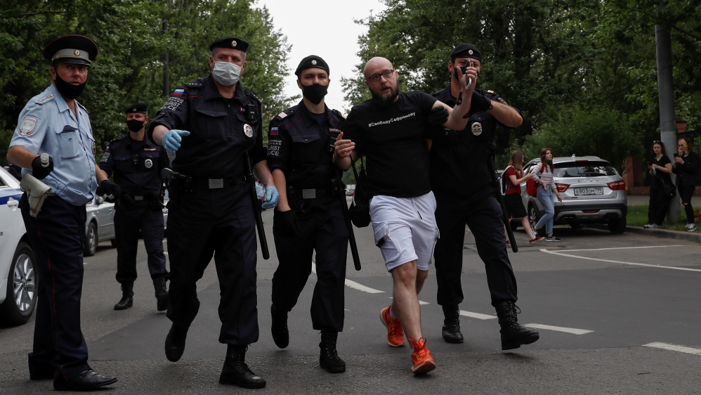 رجال الشرطة يعتقلون أحد المشاركين في اعتصام لدعم الصحفي السابق إيفان سافرونوف في موسكو