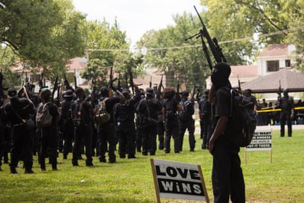 تجمع المتظاهرون في برنامج Black Lives Matter في حديقة في لويزفيل بولاية كنتاكي