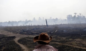 مزارع يمشي في حقل مشتعل بعد أن أصيب به حريق يحرق مساحات من غابات الأمازون في ريو باردو ، روندونيا ، البرازيل 16 سبتمبر 2019.