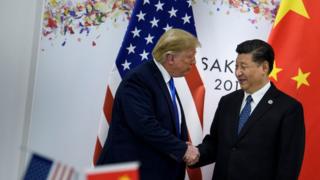 الرئيس الصيني شي جين بينغ (إلى اليمين) يحيي الرئيس الأمريكي دونالد ترامب قبل اجتماع ثنائي على هامش قمة مجموعة العشرين في أوساكا في 29 يونيو 2019