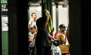 رجل يمسح وجهه بمنشفة بينما يقف على منصة مترو الأنفاق في نيويورك ، الولايات المتحدة ، يوم السبت ، 20 يوليو ، 2019 وسط توقعات بموجة حر