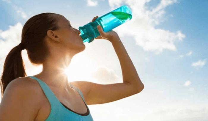هل يجب شرب الماء بانتظام أم عند الشعور بالعطش