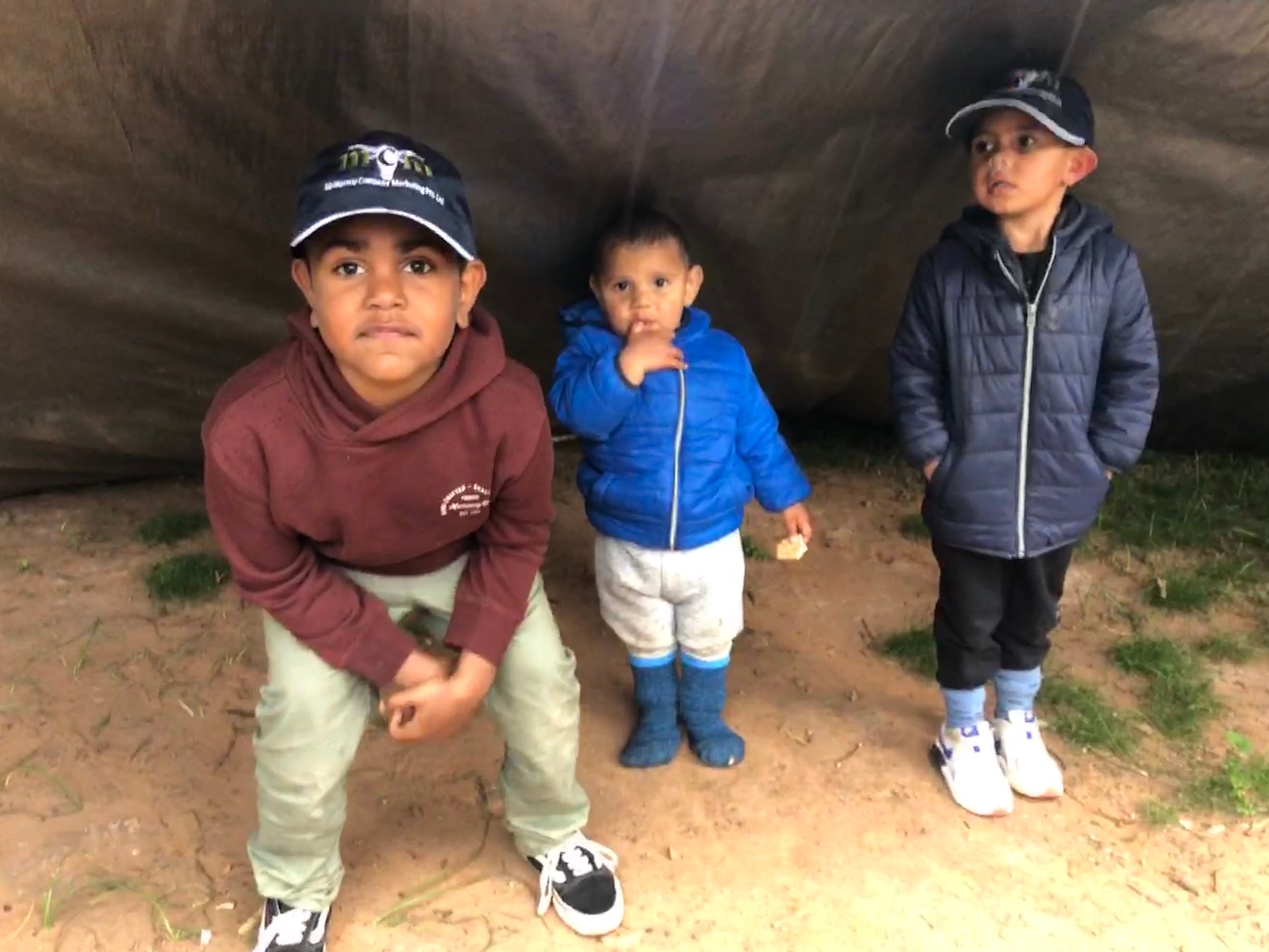أطفال في المخيم