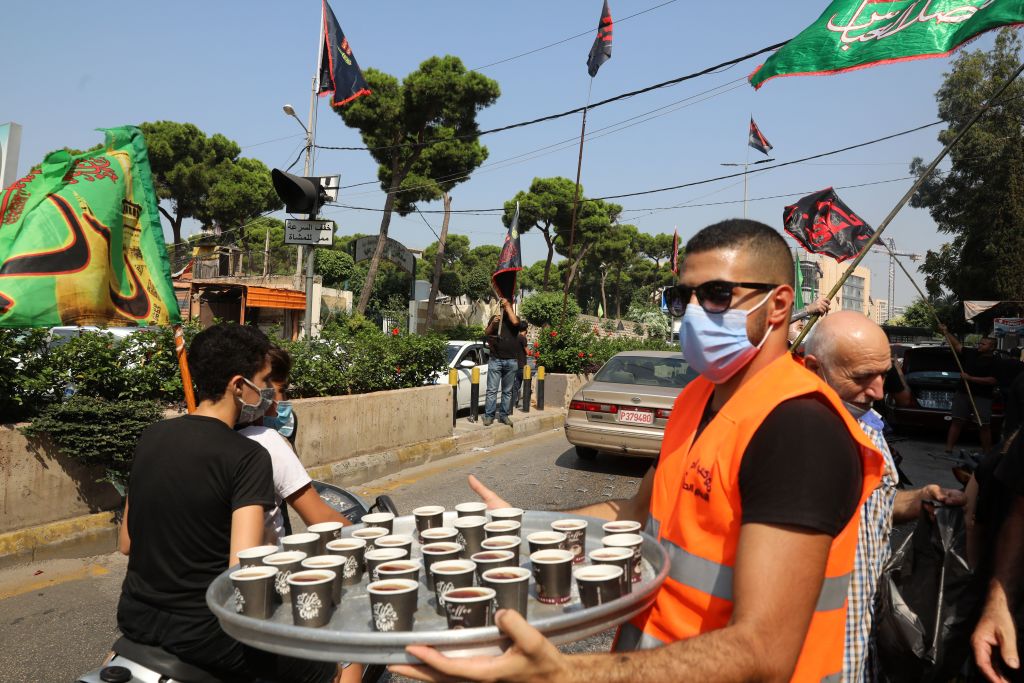 شاب لبناني مسلم شيعي يوزع القهوة على المارة خلال عاشوراء في كربلاء ، العراق.