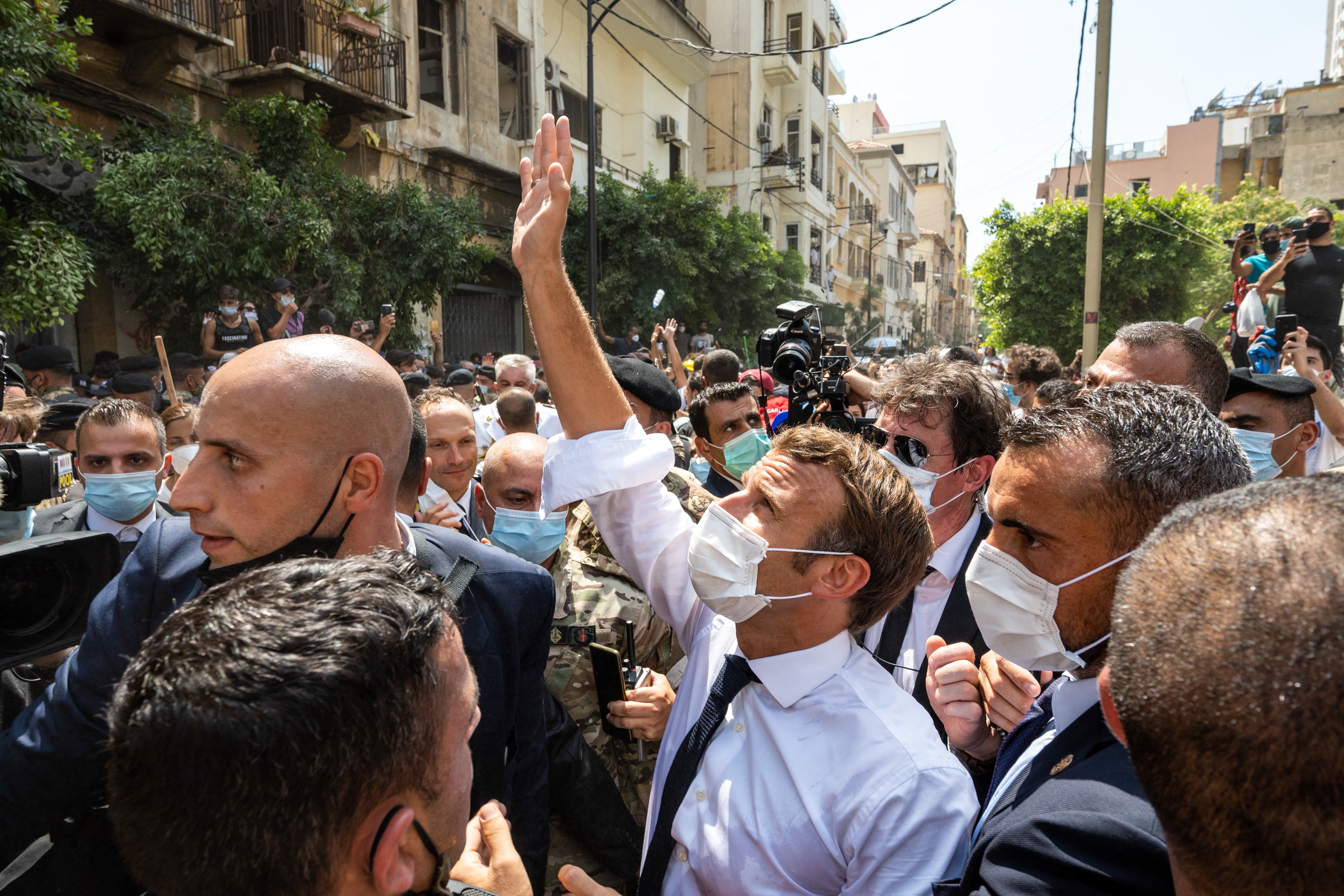 الرئيس الفرنسي إيمانويل ماكرون يلتقي اللبنانيين في منطقة الجميزة ، بعد يومين من انفجار ضخم مجهول في ميناء بيروت ، لبنان في 6 آب / أغسطس 2020. تصوير عمار عبد ربه / ABACAPRESS.COM.