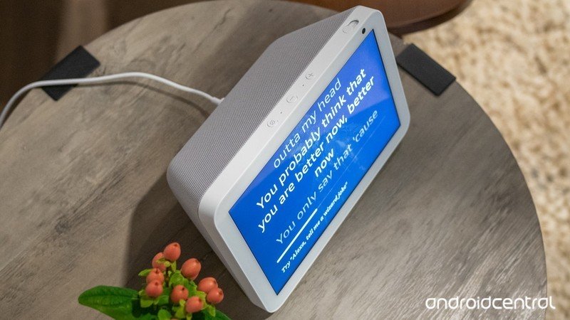 Amazon Echo Show 8 على جدول جانبي