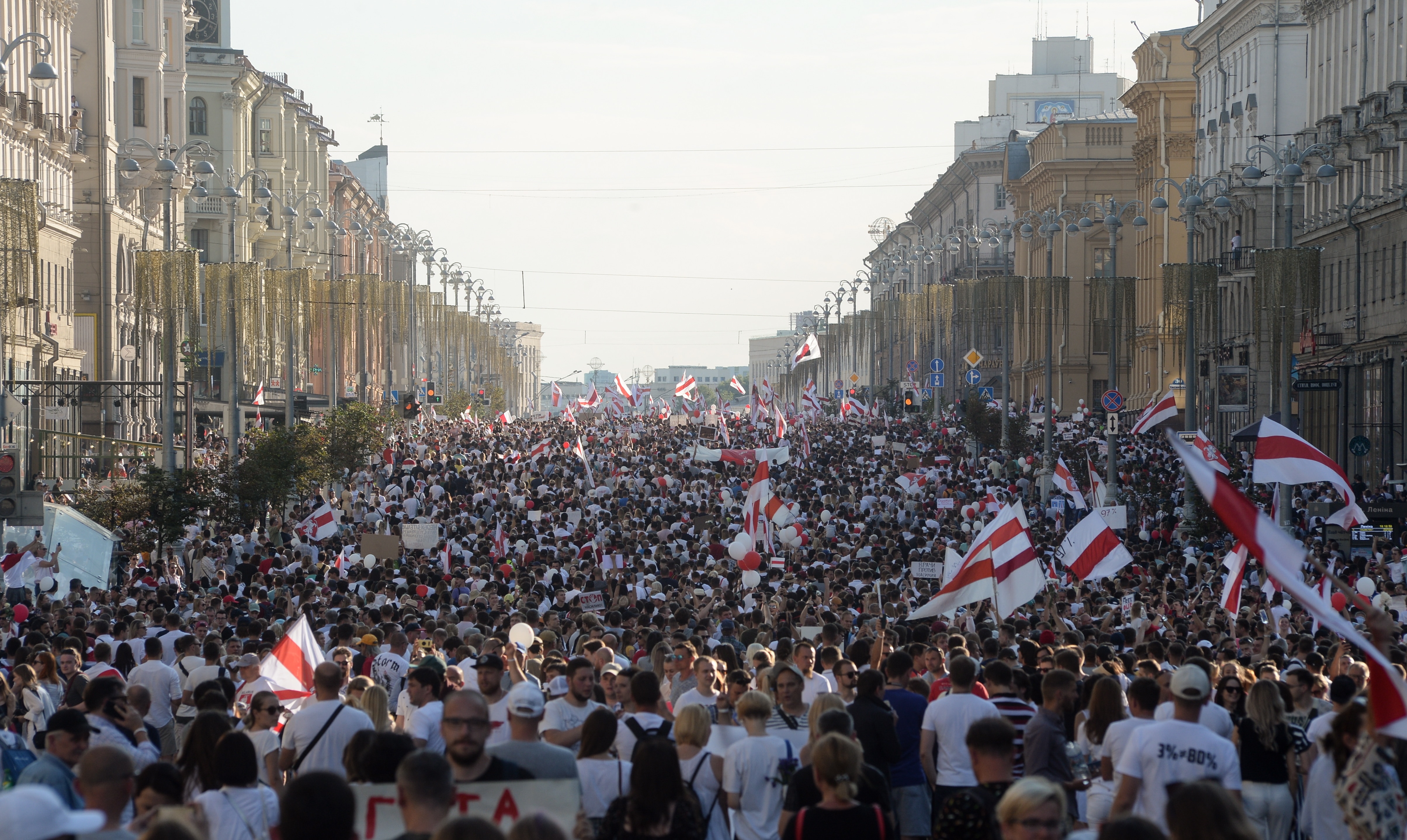 بيلاروسيا يحضرون مظاهرة لدعم المعارضة البيلاروسية ونتائج الانتخابات الرئاسية البيلاروسية في مينسك ، بيلاروسيا ، 16 أغسطس 2020. 