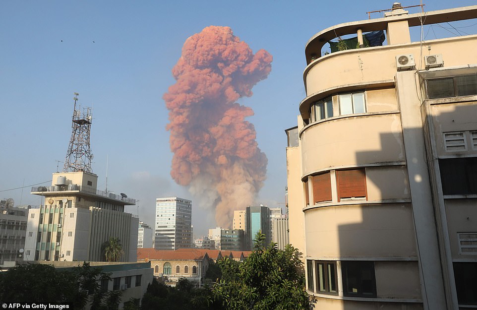 هز انفجار ضخم بيروت بعد ظهر اليوم ودمر المباني وأرسل كرة نارية ضخمة إلى السماء