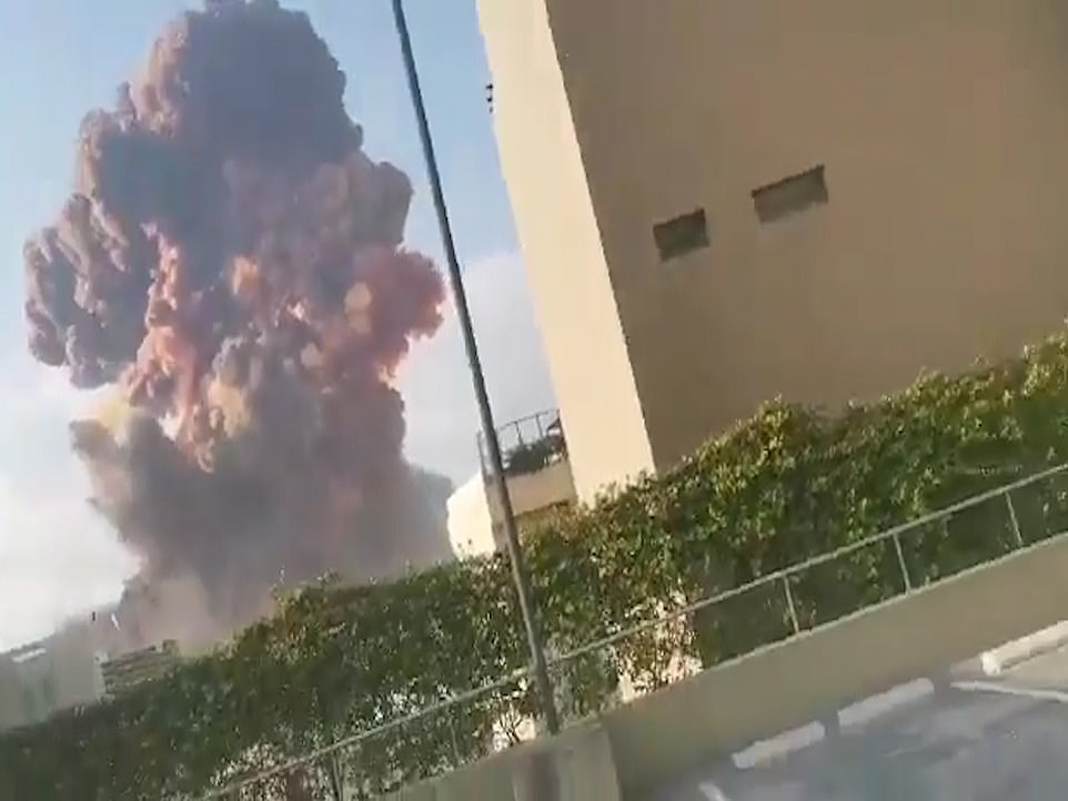 وشعر الانفجار الكبير في منطقة المرفأ في بيروت عبر أجزاء كبيرة من المدينة وفقدت بعض المناطق الكهرباء