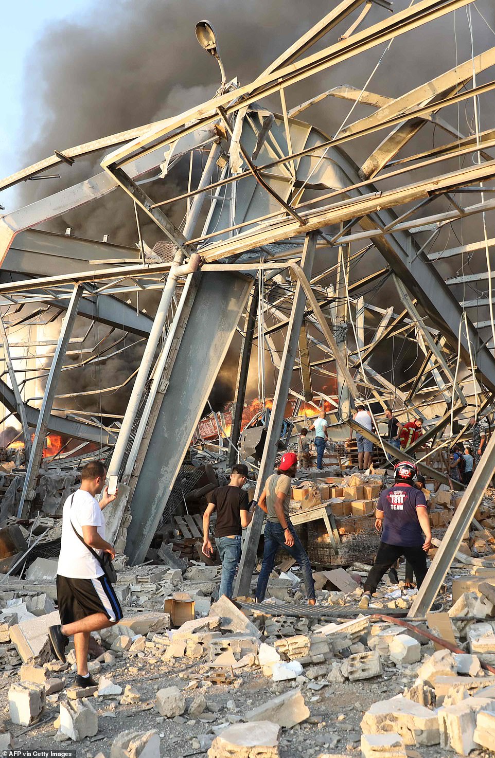 هز انفجار كبير العاصمة اللبنانية بيروت اليوم. ووقع الانفجار الذي هز مباني كاملة وكسر الزجاج في أجزاء عديدة من المدينة