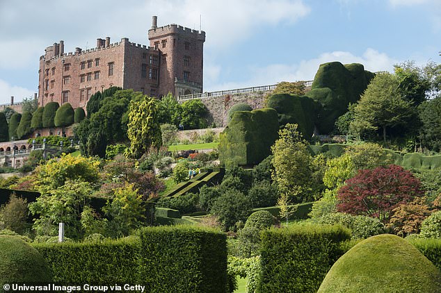 اتُهمت المؤسسة الخيرية بـ `` إغراق '' بعض منازلها للإعلان عنها على أنها `` مباني ذات جمال أو أهمية تاريخية '' (في الصورة: National Trust garden and house Powis Castle، Wales)