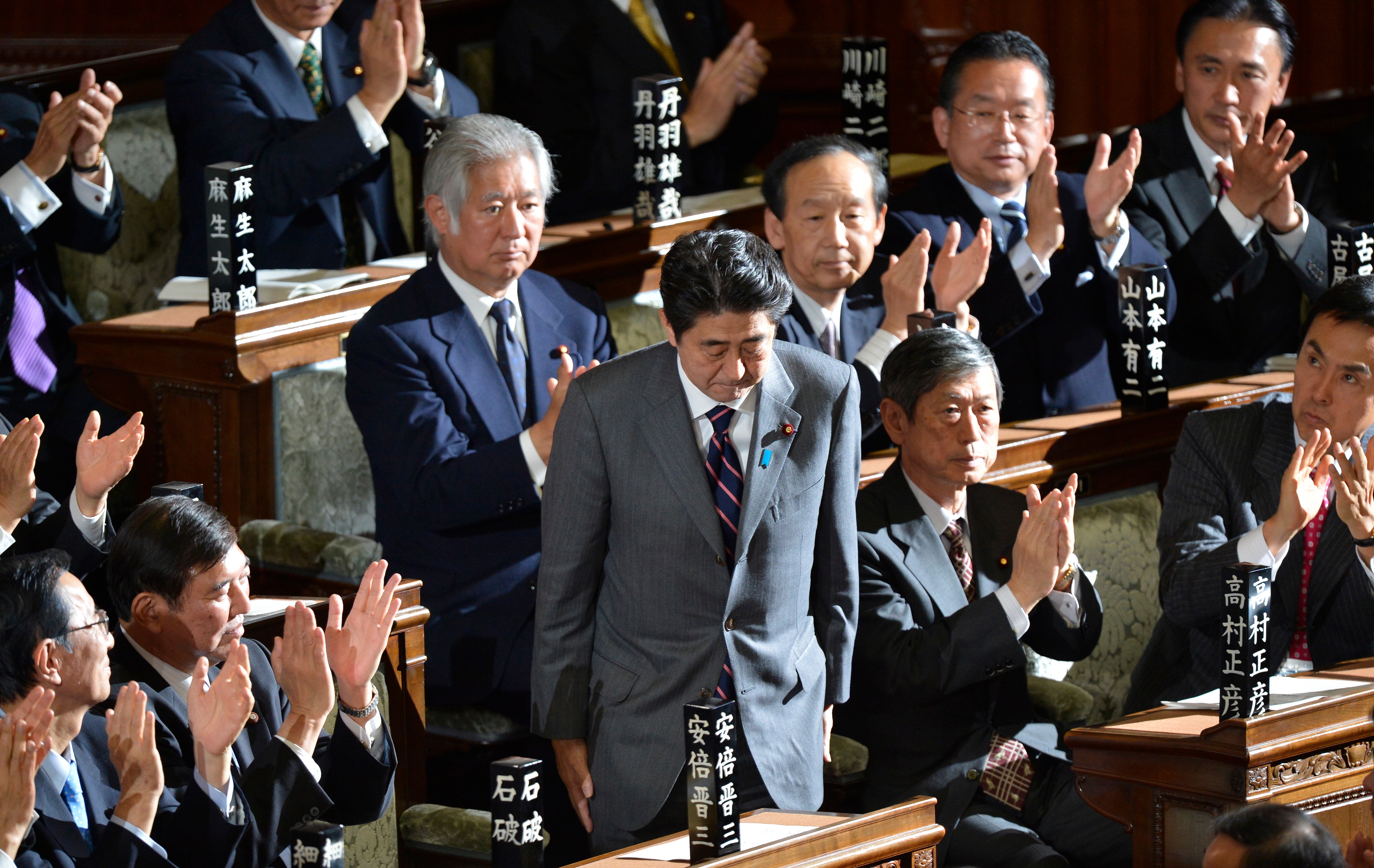 شينزو آبي ينحني بعد انتخابه رسميًا رئيس وزراء اليابان الجديد في عام 2012.