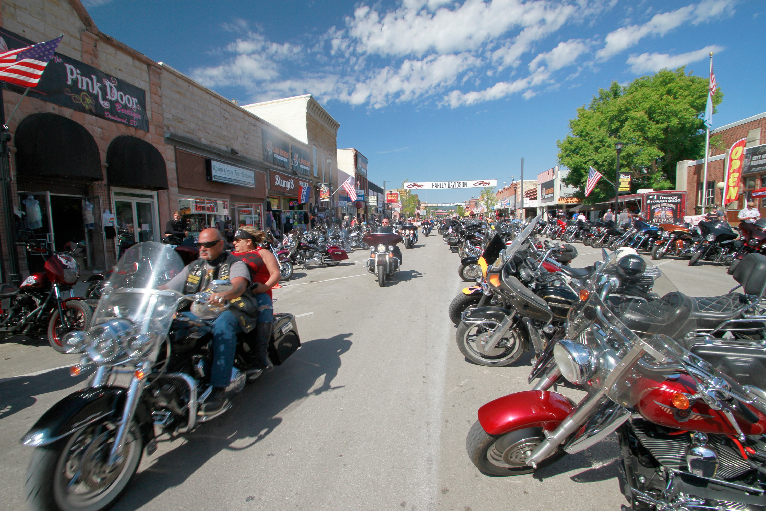 يتجول راكبو الدراجات في الشوارع في يوم افتتاح الدورة السنوية الثمانين لرالي Sturgis Motorcycle في 7 أغسطس.