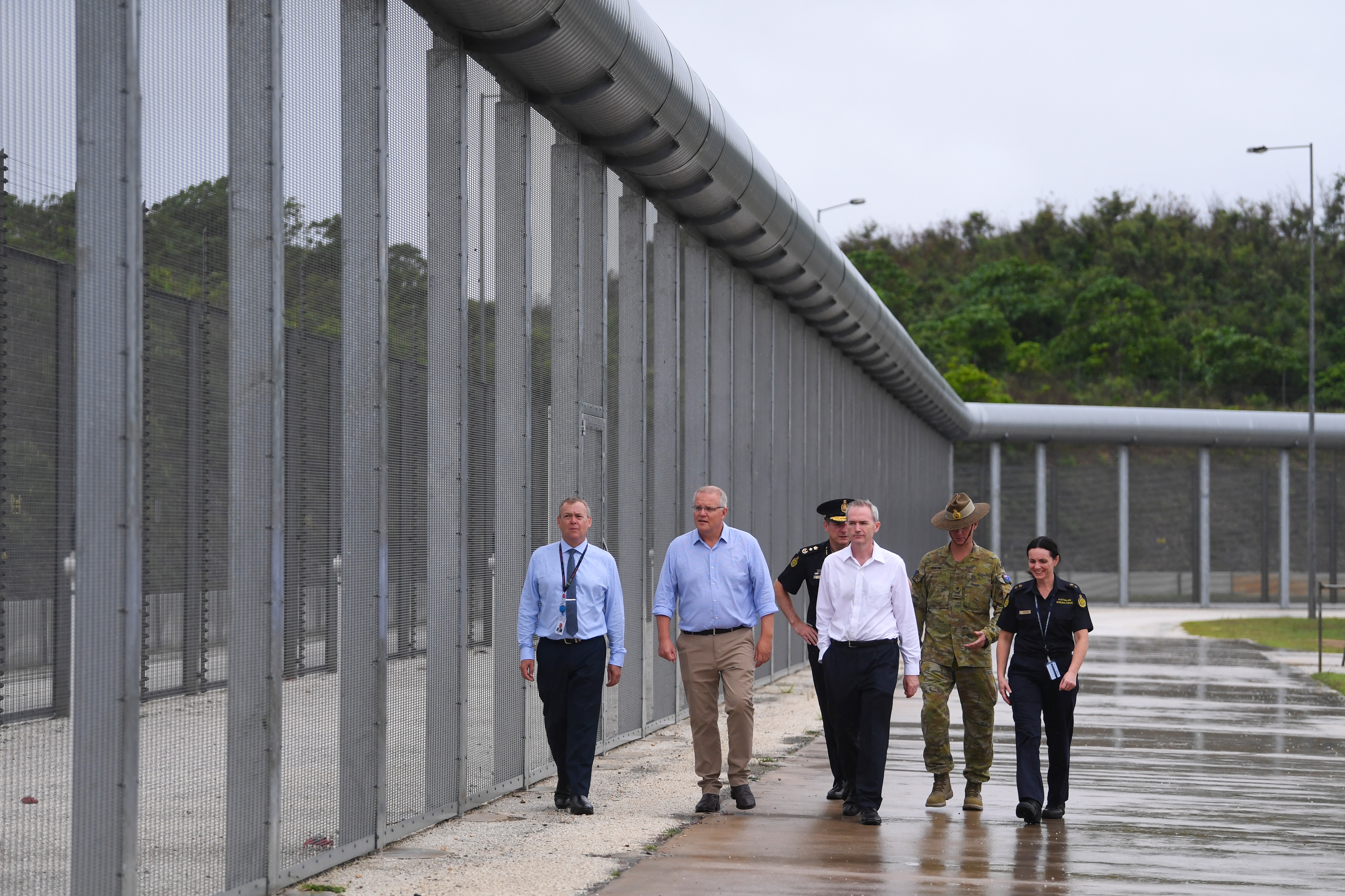 صورة لرئيس الوزراء الأسترالي سكوت موريسون بالقرب من السياج المحيط أثناء قيامه بجولة في مركز احتجاز نورث ويست بوينت في جزيرة كريسماس