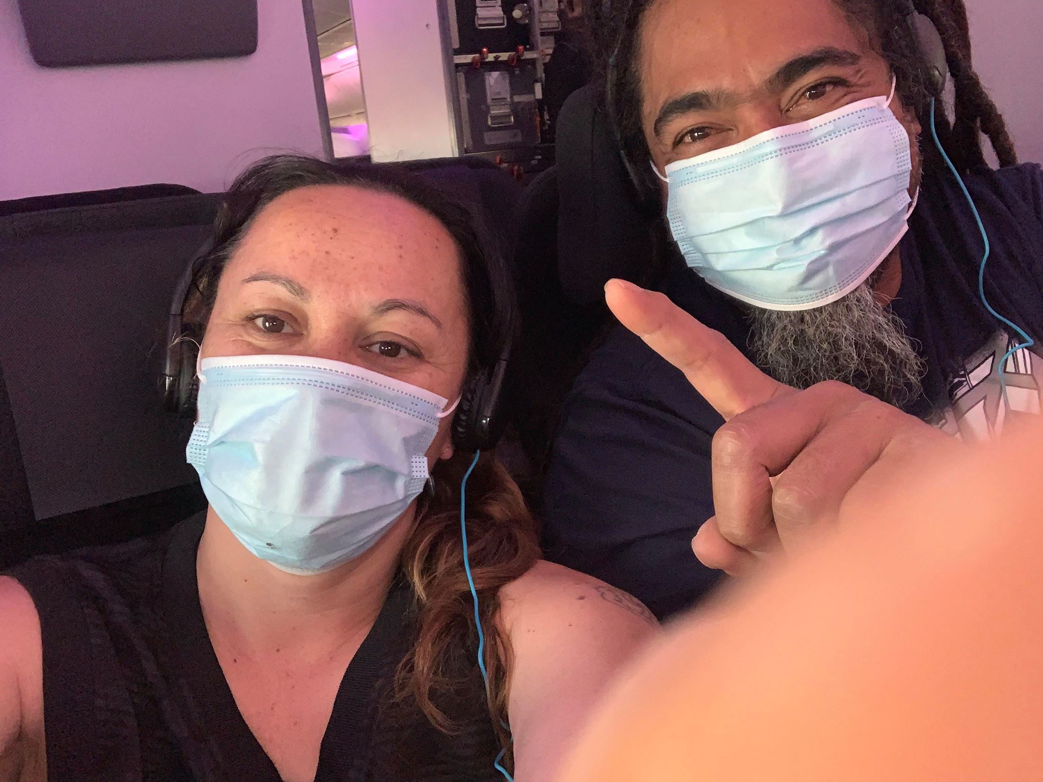 تويني وجوستين نجاموتو على متن رحلة العودة إلى أستراليا.