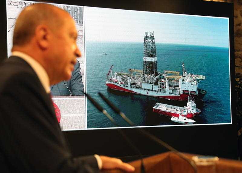 أعلن الرئيس التركي رجب طيب أردوغان في مؤتمر بالفيديو مع سفينة الحفر التركية فاتح ، عن أكبر اكتشاف للغاز الطبيعي في اسطنبول.
