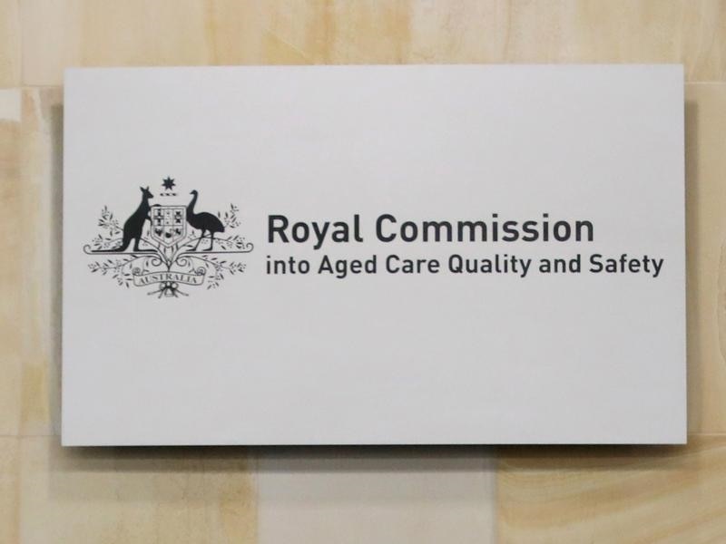 لافتة الهيئة الملكية لجودة وسلامة رعاية المسنين