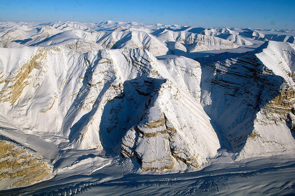 منظر جوي تم التقاطه خلال رحلة مسح للأنهار الجليدية في عملية IceBridge في جزيرة Ellesmere الكندية في أبريل 2014. 