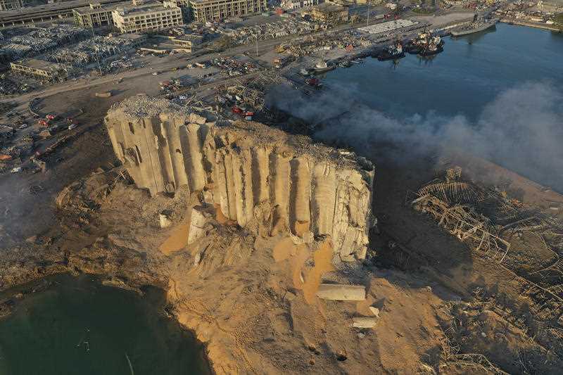 تقع الصومعة المدمرة وسط الأنقاض والأنقاض بعد انفجار في ميناء بيروت ، لبنان ، لبنان ، الأربعاء 5 أغسطس 2020.