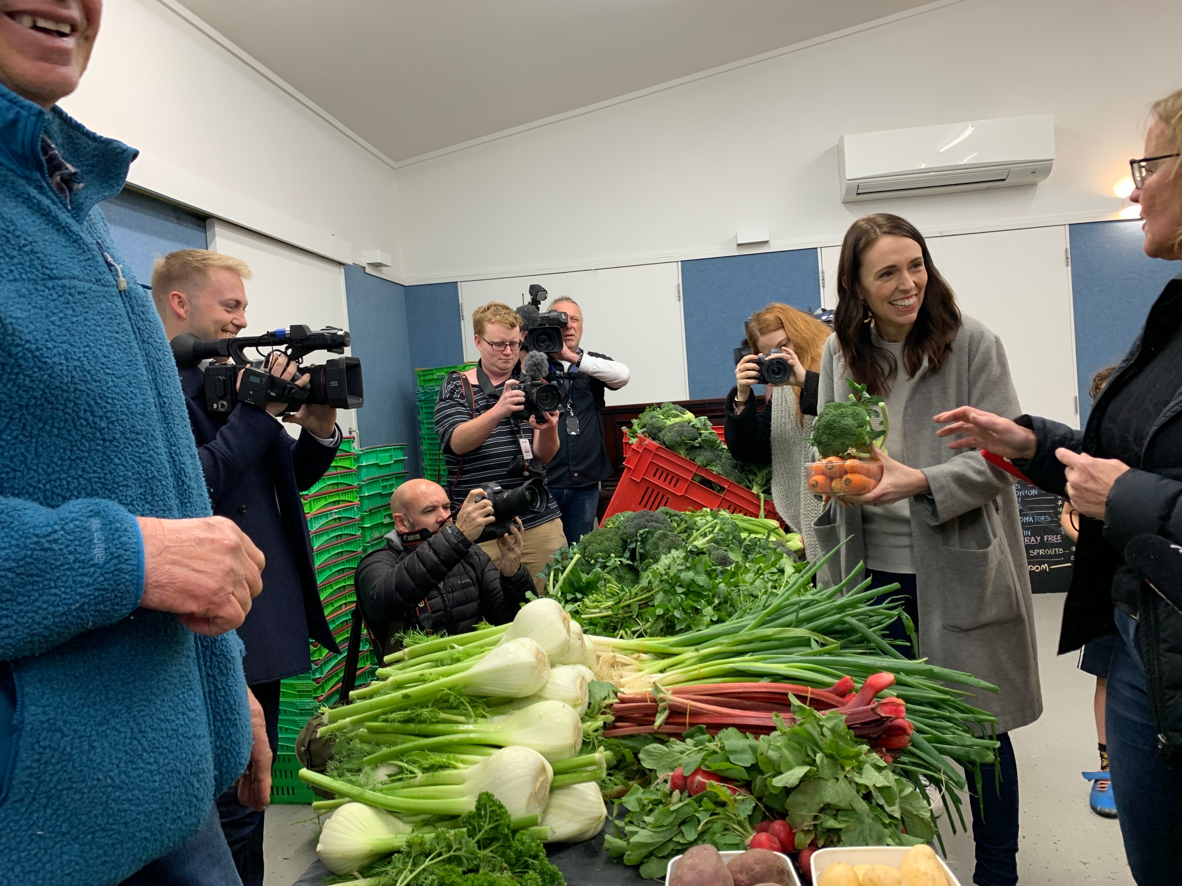 رئيسة وزراء نيوزيلندا جاسيندا أرديرن تقوم بحملات في سوق جراي لين للمزارعين في ناخبيها في أوكلاند بجبل ألبرت.