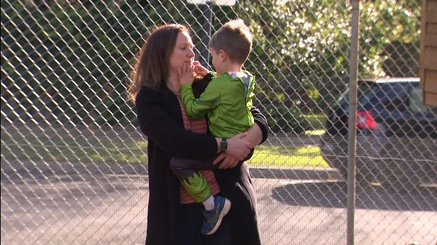 جيس أوبريان مع ابنها في رعاية الأطفال.