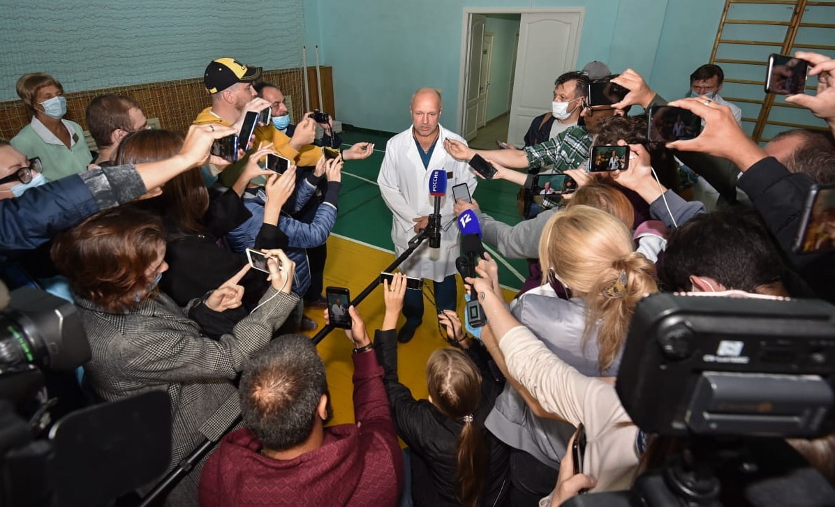 الطبيب أناتولي كالينيتشينكو يطلع الصحفيين على حالة أليكسي نافالني في 20 أغسطس.