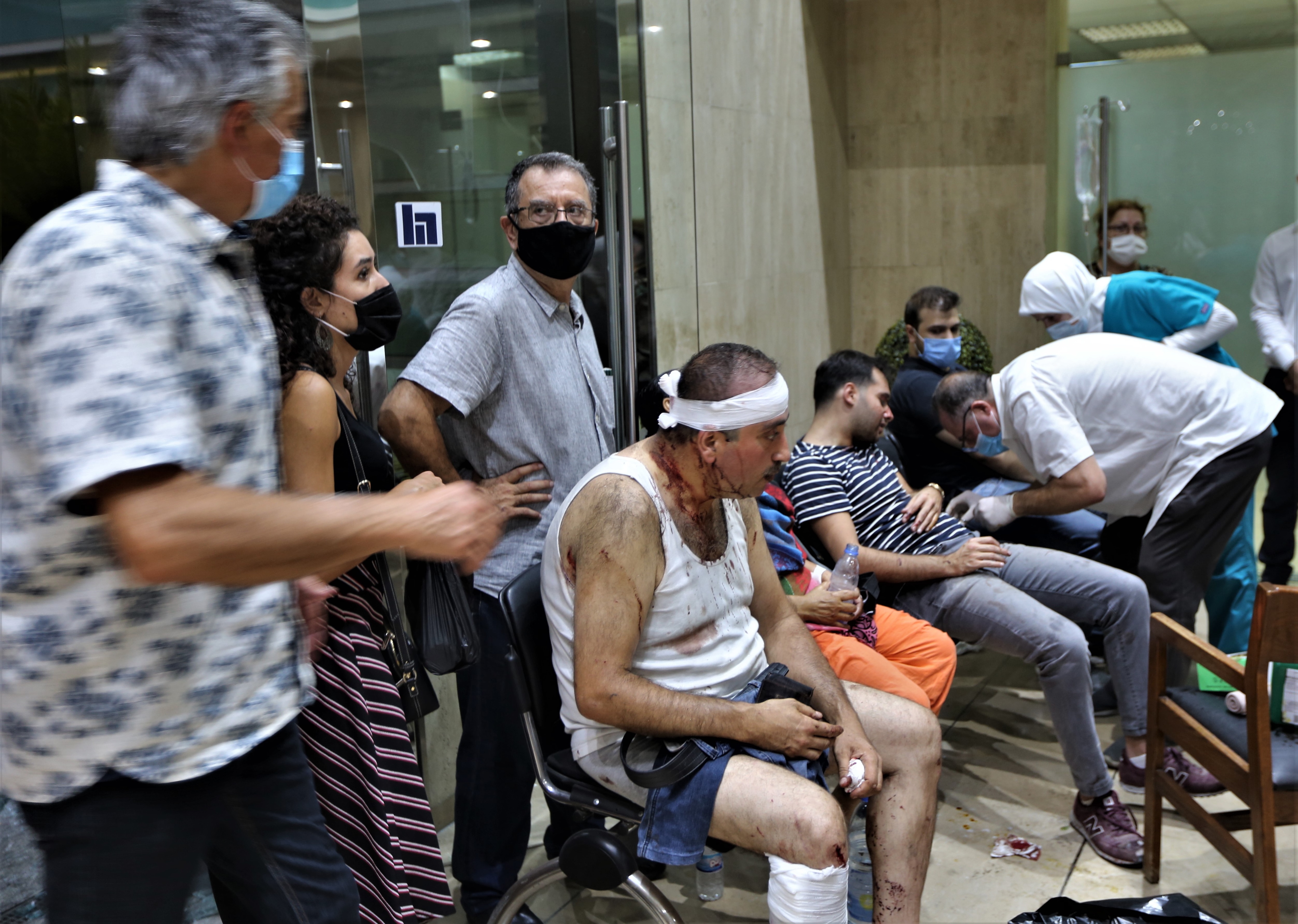 الجرحى في انفجار ميناء بيروت يتلقون الإسعافات الأولية في مستشفى النجار في منطقة الحمرا في بيروت ، لبنان.