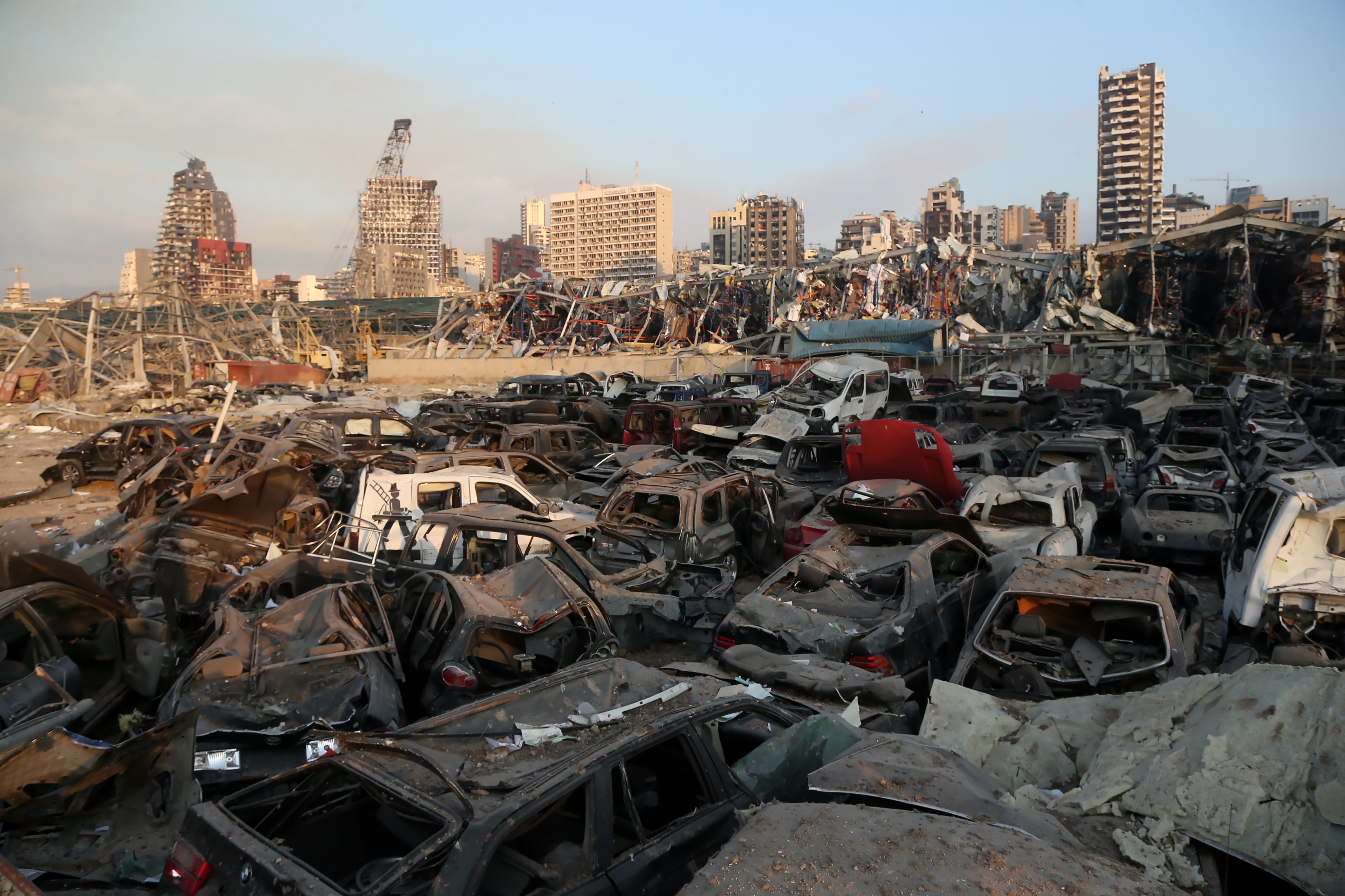 - تدمير سيارات بعد انفجار في مرفأ بيروت بلبنان.