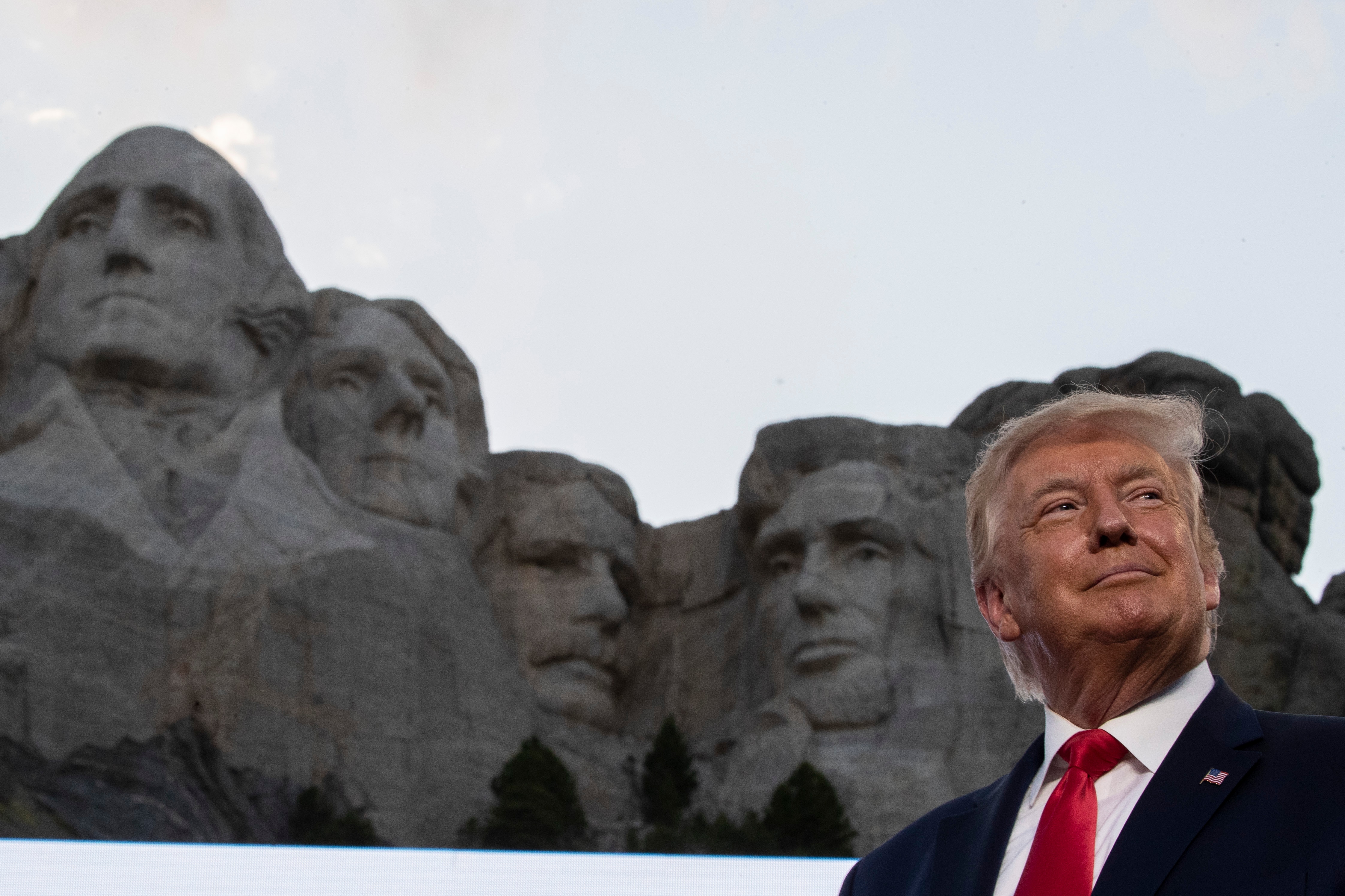 الرئيس دونالد ترامب يبتسم في نصب جبل راشمور التذكاري الوطني في 3 يوليو ، 2020. 