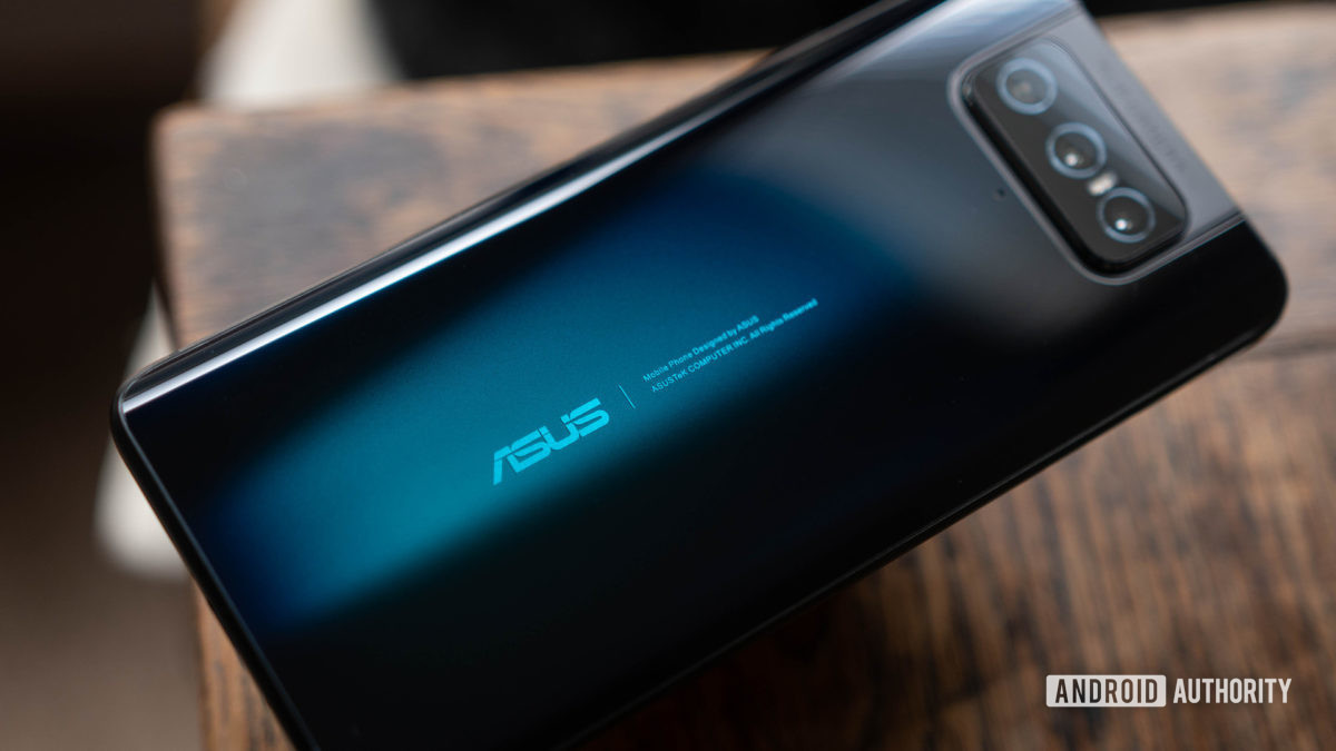 وضع Asus Zenfone 7 على طاولة بزاوية