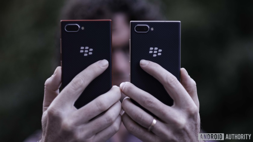 حمل جهازي Blackberry Key2 LE يظهران الظهر والكاميرات وشعار BlackBerry