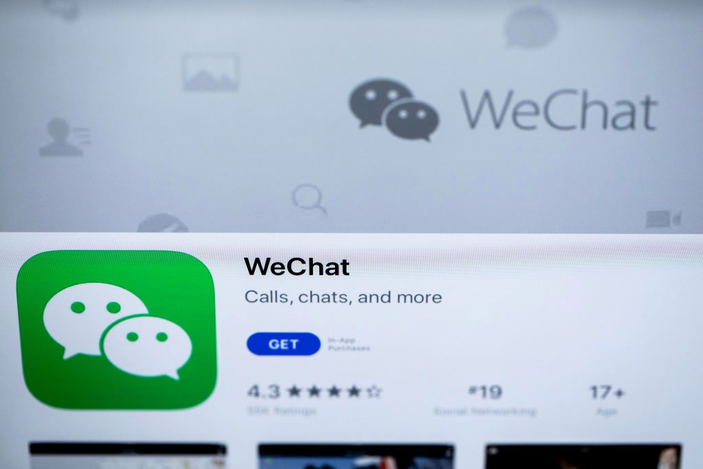 تظهر التطبيقات الاجتماعية TikTok و WeChat على شاشة iPad