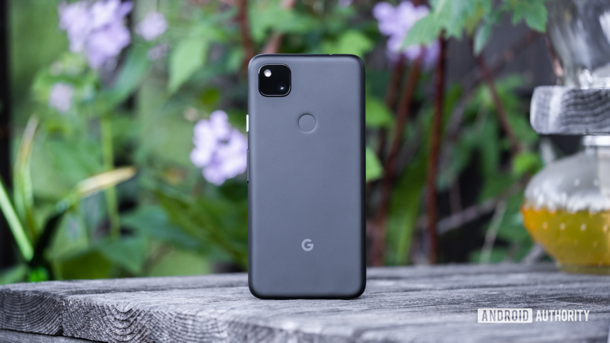 ظهر Google Pixel 4a واقفًا على الجدول 1