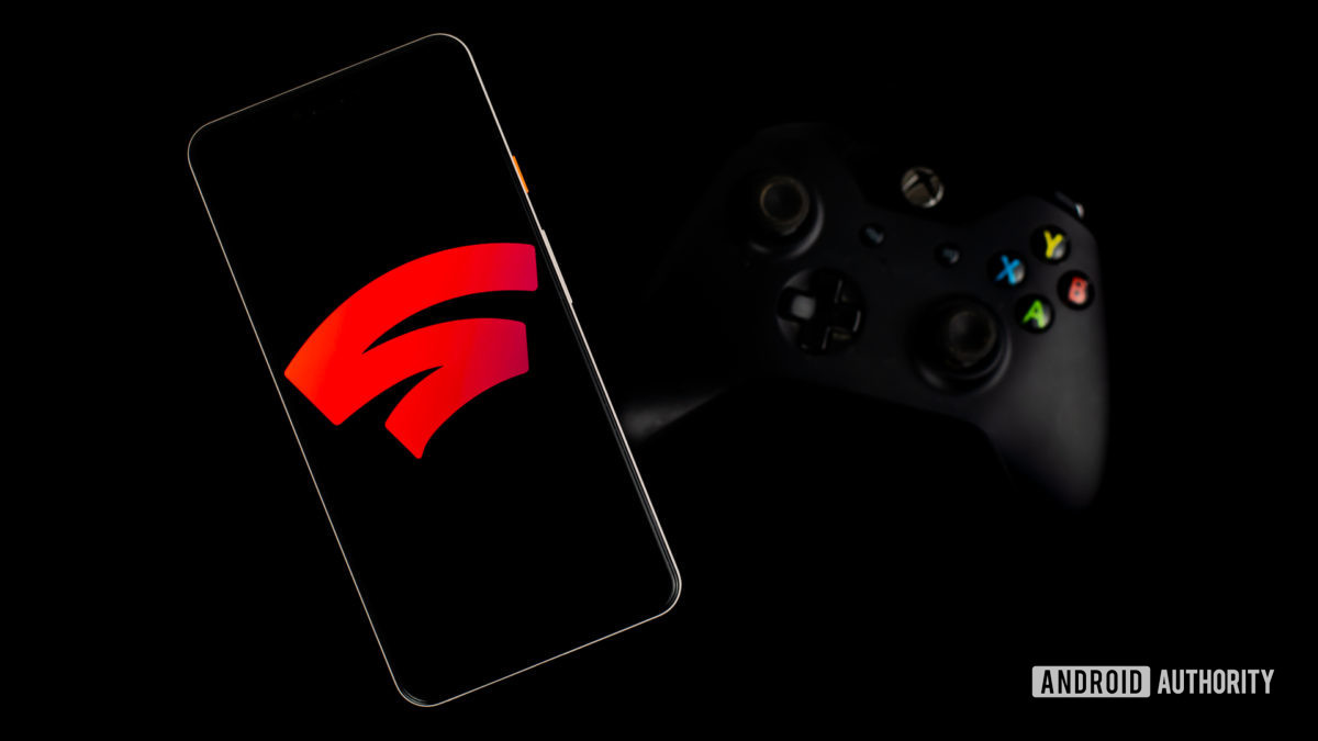 Google Stadia على الهاتف الذكي بجوار صورة وحدة التحكم في الألعاب 1