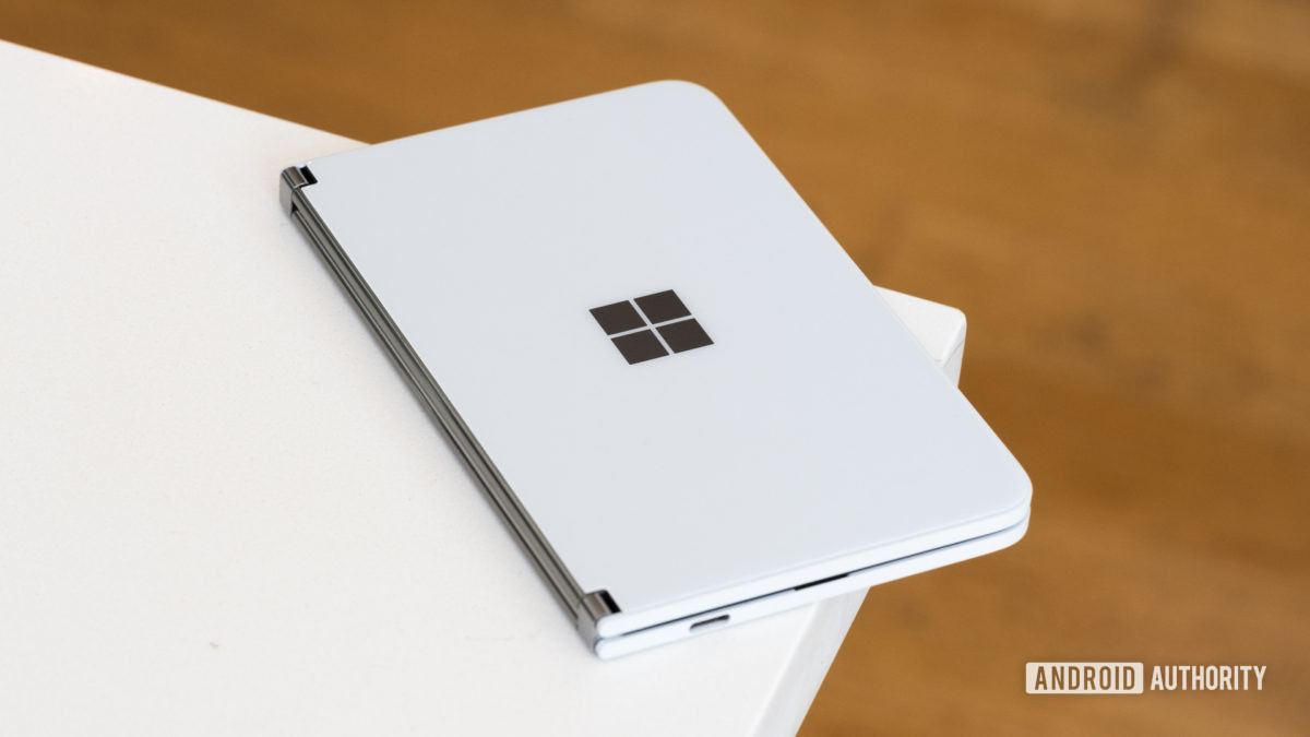 Microsoft Surface Duo بزاوية على الطاولة