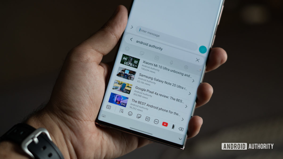 صورة تعرض خيار YouTube في لوحة مفاتيح Galaxy Note 20 التي تعمل بواجهة One UI 2.5