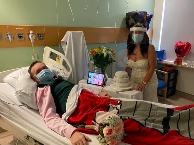 ستيفي وكاتي كيرنز يتزوجان في مستشفى اليوبيل الذهبي في كلايدبانك ، غرب دونبارتونشاير في 18 مايو 