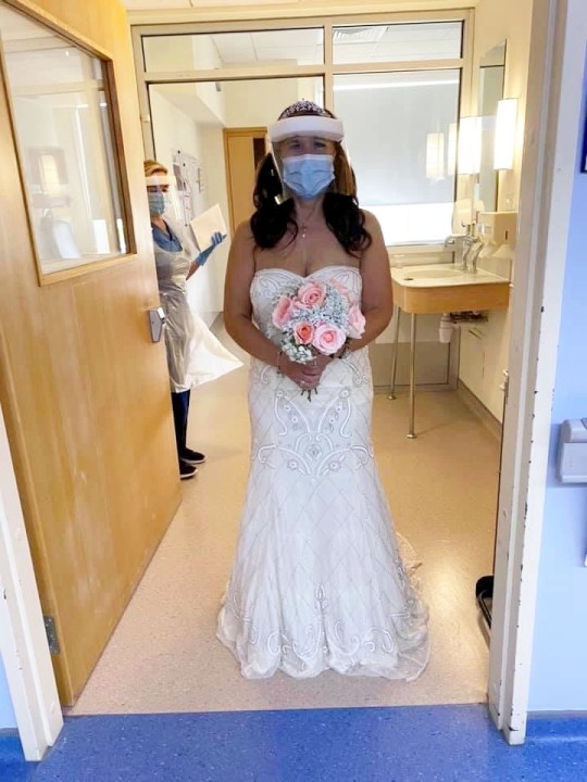 كاتي كيرنز تتزوج في مستشفى اليوبيل الذهبي في كلايدبانك ، غرب دونبارتونشاير