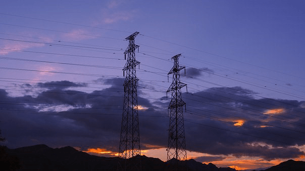 صورة خطوط الكهرباء بعد حلول الظلام