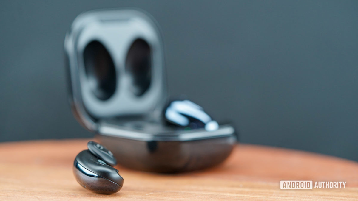 Samsung Galaxy Buds Live مع الجراب