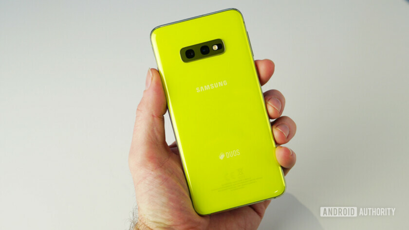 Samsung Galaxy S10e في الخلف