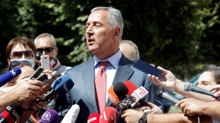 رئيس الجبل الأسود ميلو ديوكانوفيتش يتحدث إلى وسائل الإعلام بعد الإدلاء بصوته في الجبل الأسود