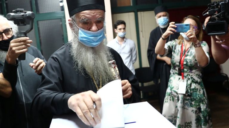 المطران أمفيلوهيجي ، رجل الدين الأعلى في الكنيسة الأرثوذكسية الصربية في الجبل الأسود ، يدلي بصوته