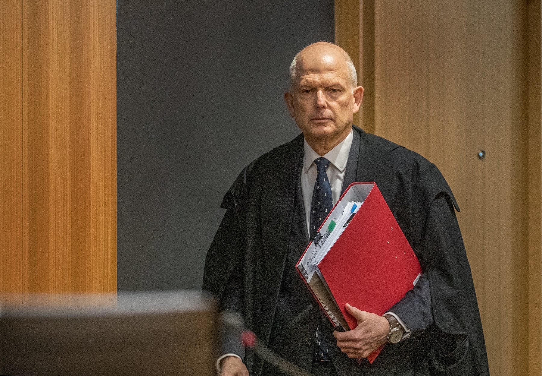 القاضي كاميرون ماندر في الحكم على برينتون تارانت في المحكمة العليا في كرايستشيرش ، نيوزيلندة