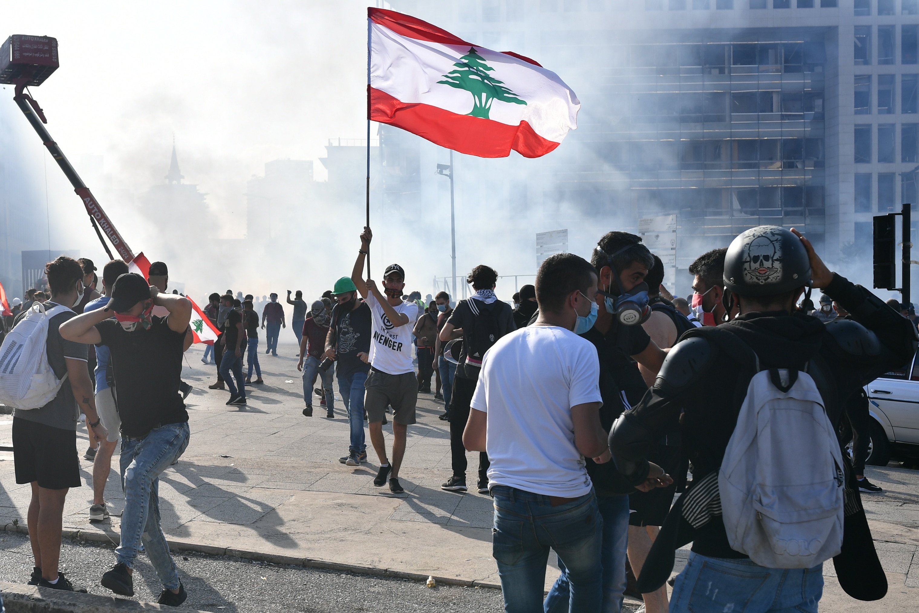 اشخاص يشاركون في احتجاج في بيروت للمطالبة باستقالة الحكومة برئاسة رئيس الوزراء حسان دياب.