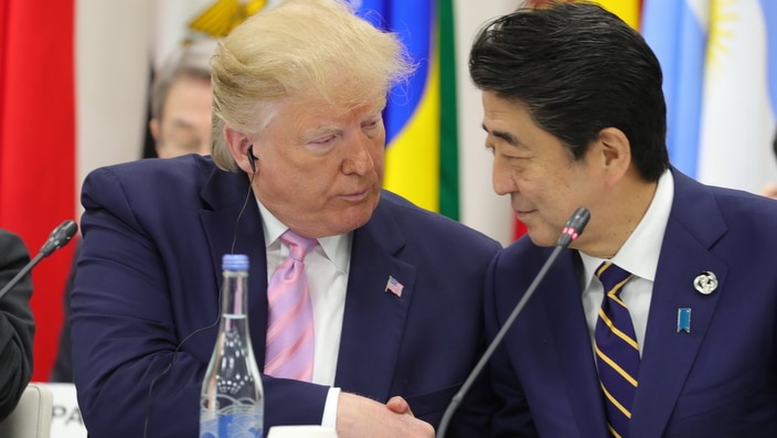 الرئيس الأمريكي دونالد جيه ترامب (إلى اليسار) يصافح رئيس الوزراء الياباني شينزو آبي (إلى اليمين) 