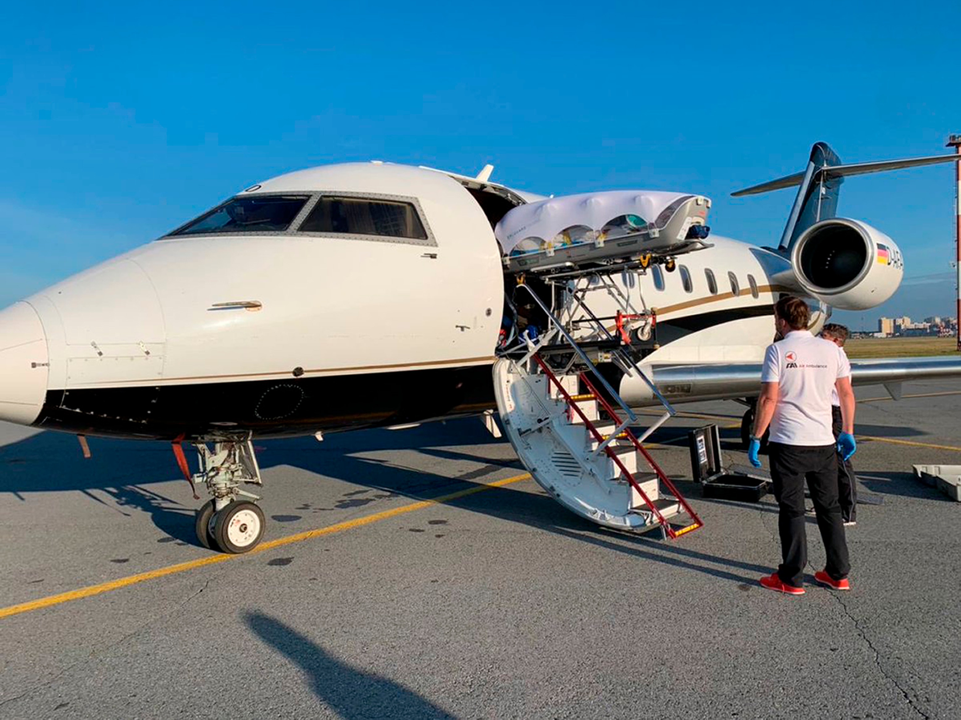 مسعفون يقومون بتحميل أليكسي نافالني على متن طائرة طبية ألمانية خاصة في مطار أومسك بروسيا.