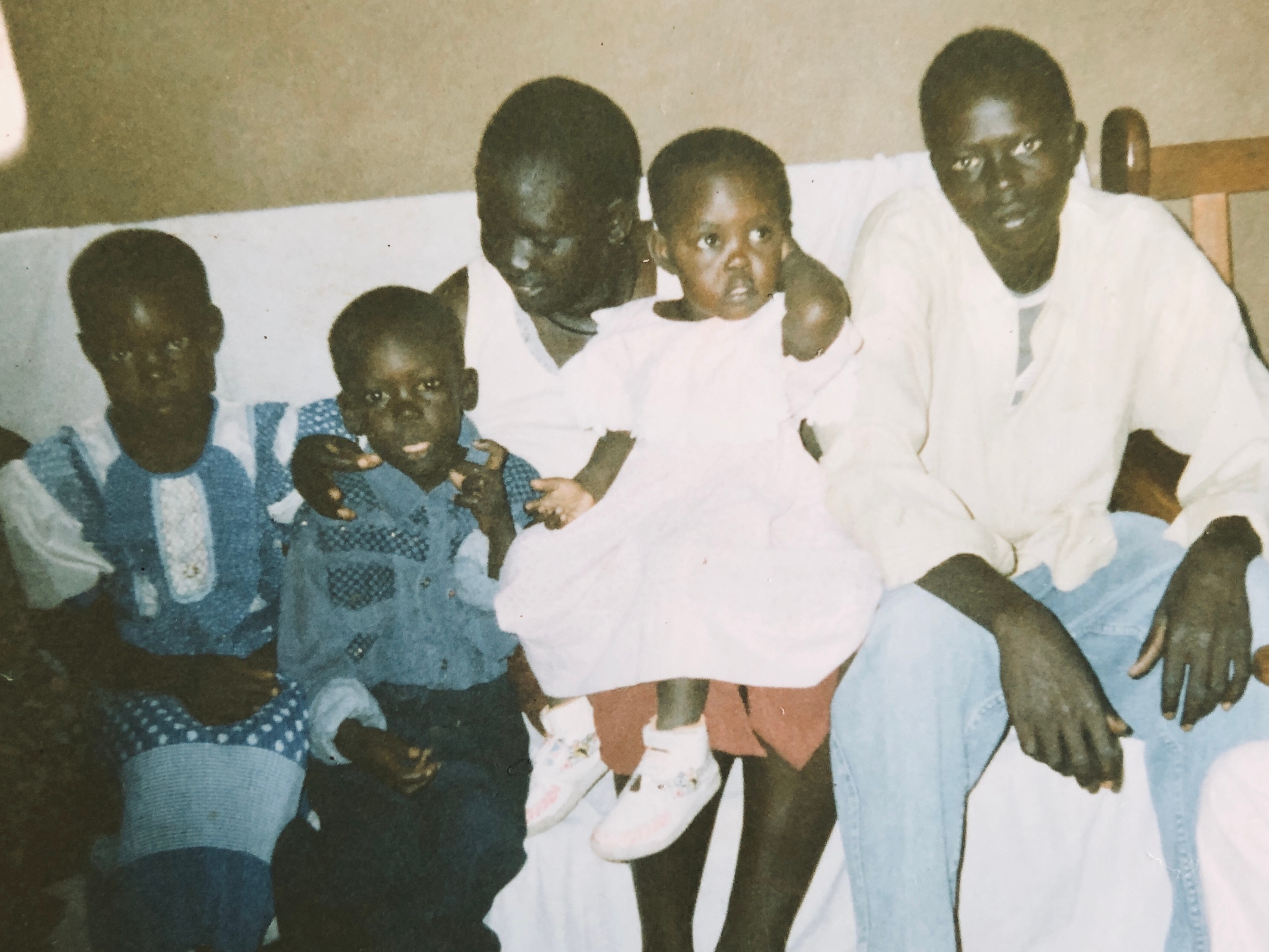 عائلة داو قرنق في مخيم للاجئين في كينيا عام 1999