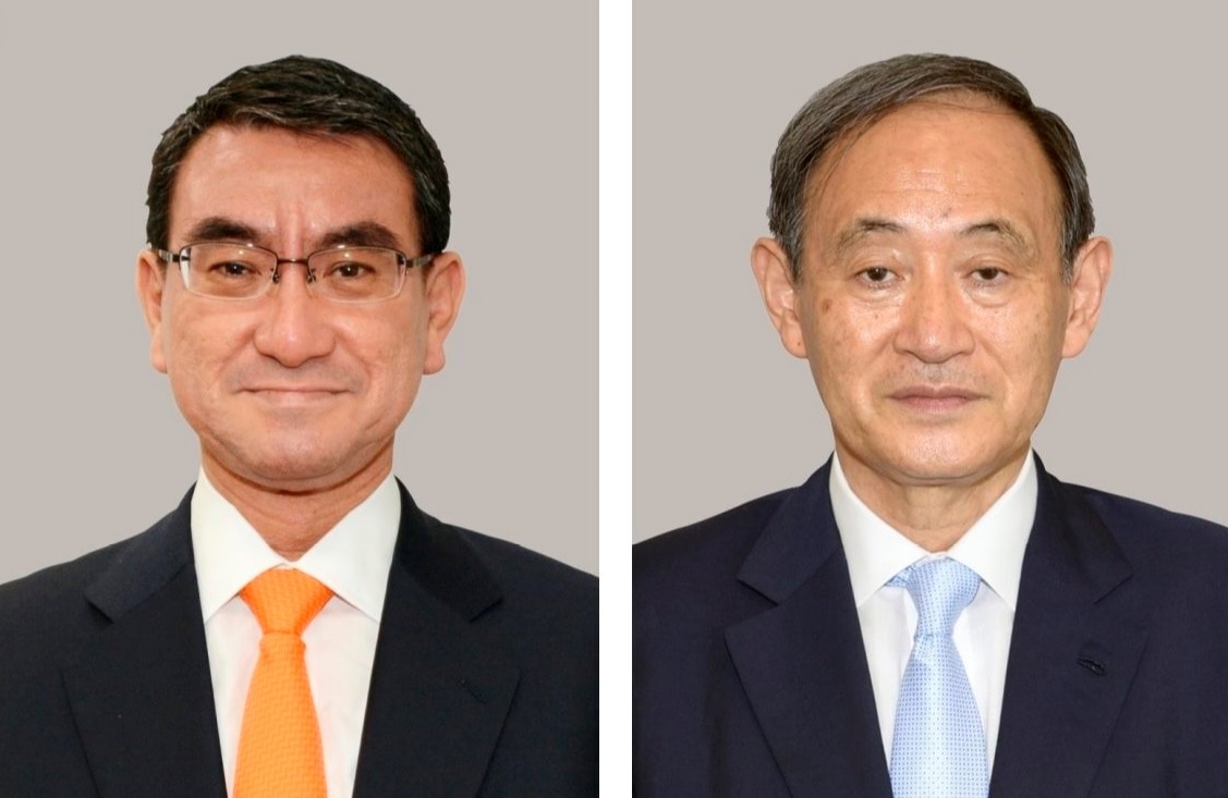 تُظهر صورة الملف المجمعة وزير الدفاع الياباني تارو كونو (إلى اليسار) وكبير أمناء مجلس الوزراء يوشيهيدي سوجا ، وهما من بين المرشحين لخلافة آبي.
