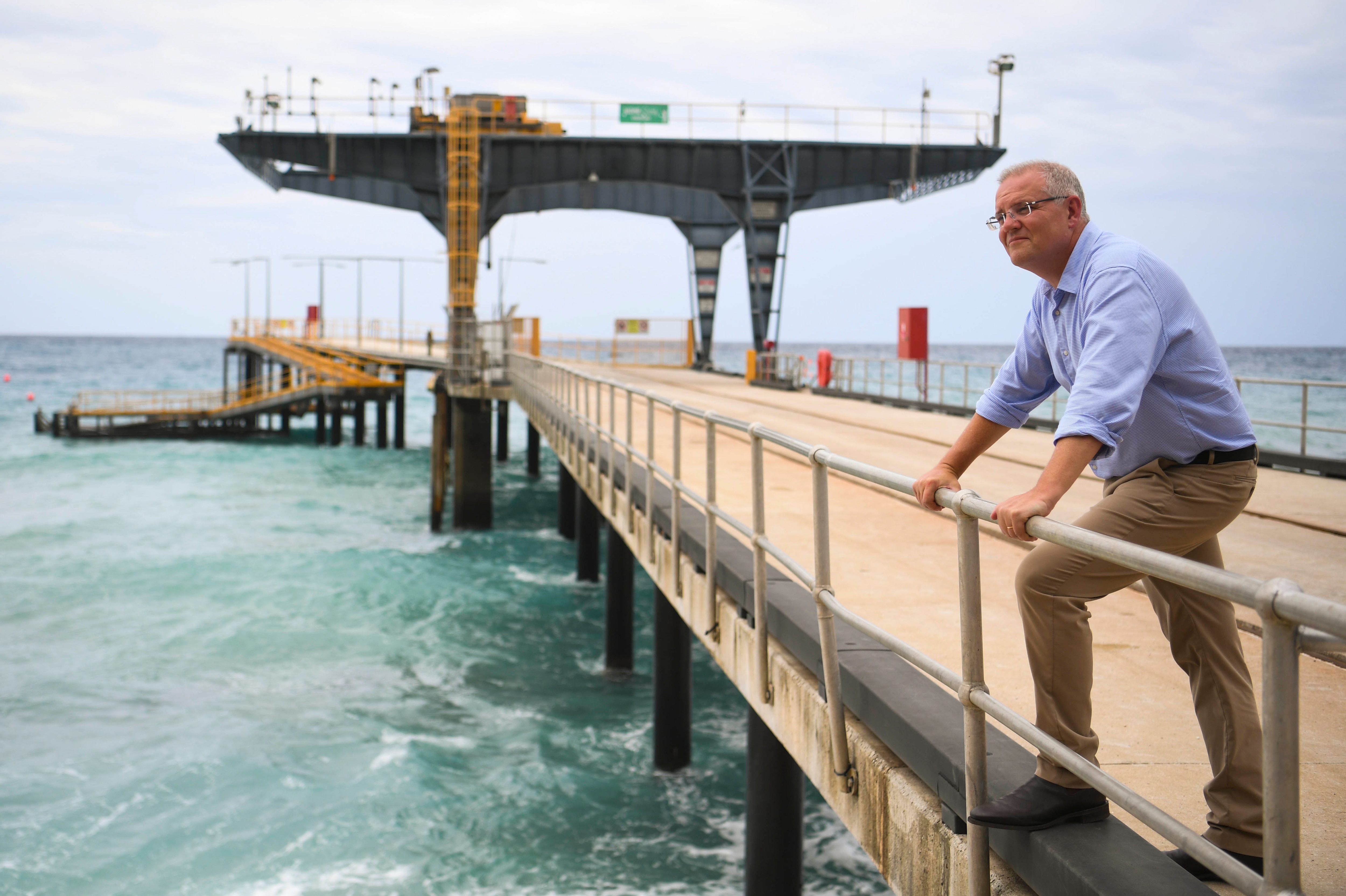 رئيس الوزراء الأسترالي سكوت موريسون يقف على رصيف جزيرة كريسماس